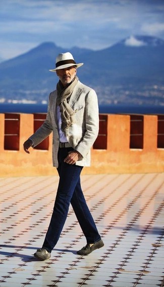 Comment porter un chapeau en laine blanc: Pour une tenue aussi confortable que ton canapé, pense à harmoniser un blazer en coton beige avec un chapeau en laine blanc. Jouez la carte classique pour les chaussures et opte pour une paire de mocassins à pampilles en daim gris foncé.