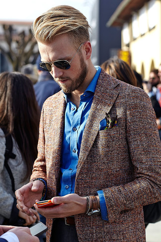 Comment porter un blazer en laine écossais marron foncé: Porte un blazer en laine écossais marron foncé et un jean bleu marine pour une tenue confortable aussi composée avec goût.