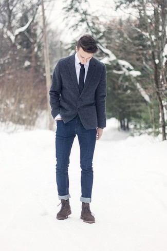 Comment porter un blazer en laine gris avec un jean bleu marine: Pense à opter pour un blazer en laine gris et un jean bleu marine pour un déjeuner le dimanche entre amis. Termine ce look avec une paire de bottes de loisirs en cuir marron.