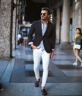 Comment porter un jean skinny blanc: Pour une tenue de tous les jours pleine de caractère et de personnalité marie un blazer noir avec un jean skinny blanc. Rehausse cet ensemble avec une paire de slippers en cuir marron foncé.