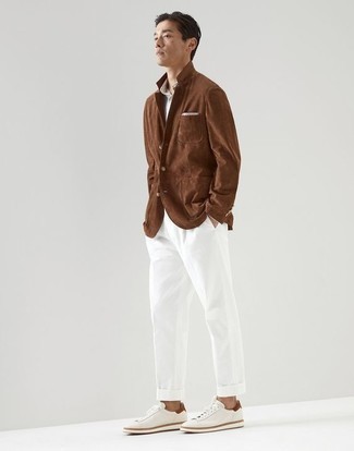 Tenue: Blazer en daim marron, Chemise à manches longues grise, Pantalon chino blanc, Baskets basses en cuir blanches