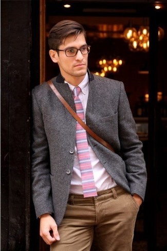 Comment porter une cravate rose: Essaie d'harmoniser un blazer en laine gris foncé avec une cravate rose pour dégager classe et sophistication.