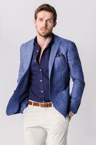 Comment porter un blazer écossais bleu marine: Essaie d'associer un blazer écossais bleu marine avec un pantalon chino blanc si tu recherches un look stylé et soigné.