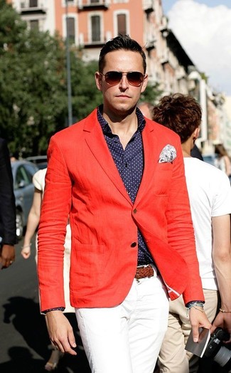 Tenue: Blazer rouge, Chemise à manches longues á pois bleu marine et blanc, Pantalon chino blanc, Pochette de costume imprimée cachemire blanche