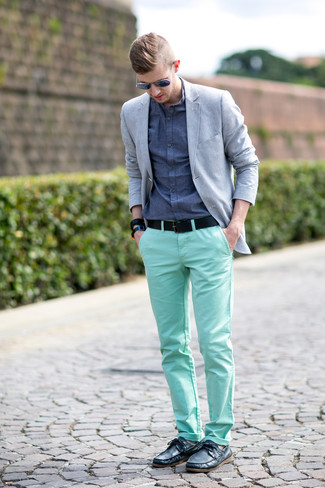 Tenue: Blazer gris, Chemise à manches longues en chambray bleue, Pantalon chino vert menthe, Chaussures bateau en cuir noires