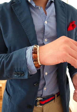 Comment porter une ceinture en toile rouge: Pense à porter un blazer bleu marine et une ceinture en toile rouge pour un look confortable et décontracté.
