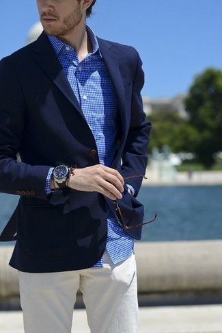 Comment porter une montre en caoutchouc noire: Essaie de marier un blazer bleu marine avec une montre en caoutchouc noire pour un look confortable et décontracté.