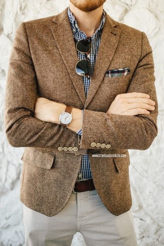 Comment porter un blazer en laine tabac pour un style chic decontractés à 30 ans: Opte pour un blazer en laine tabac avec un pantalon chino beige pour un look idéal au travail.
