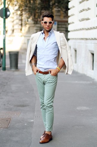 Un blazer à porter avec un pantalon chino vert à 30 ans: Essaie d'associer un blazer avec un pantalon chino vert pour créer un look chic et décontracté. Une paire de chaussures derby en cuir marron ajoutera de l'élégance à un look simple.