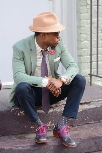 Comment porter une cravate pourpre: Essaie d'associer un blazer vert menthe avec une cravate pourpre pour une silhouette classique et raffinée. Une paire de chaussures richelieu en cuir pourpres est une option parfait pour complèter cette tenue.
