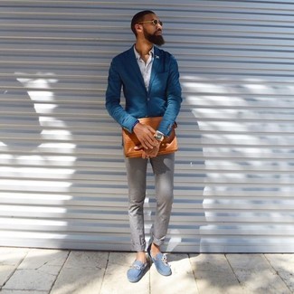 Comment porter un blazer bleu avec des mocassins en daim bleu clair quand il fait chaud à 30 ans: Pense à porter un blazer bleu et un pantalon chino gris pour aller au bureau. Si tu veux éviter un look trop formel, choisis une paire de mocassins en daim bleu clair.