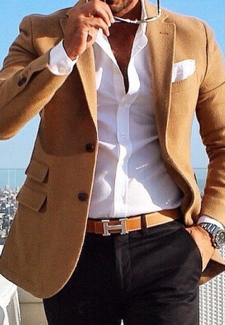 Comment porter une chemise à manches longues blanche avec un blazer marron clair pour un style chic decontractés: Essaie de marier un blazer marron clair avec une chemise à manches longues blanche pour un look idéal au travail.