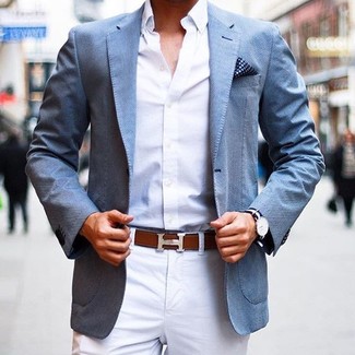 Comment porter une pochette de costume bleue pour un style chic decontractés en été: Associe un blazer bleu avec une pochette de costume bleue pour une tenue idéale le week-end. Cette tenue d'été est une de nos préférées.