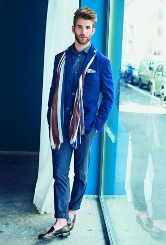 Une chemise à manches longues à porter avec un blazer bleu pour un style chic decontractés: Porte un blazer bleu et une chemise à manches longues pour aller au bureau. Ajoute une paire de slippers en cuir marron foncé à ton look pour une amélioration instantanée de ton style.
