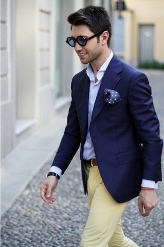 Comment porter un pantalon chino moutarde: Harmonise un blazer bleu marine avec un pantalon chino moutarde pour un look idéal au travail.