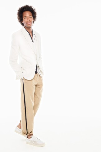 Tenue: Blazer blanc, Chemise à manches longues blanche, Pantalon chino marron clair, Baskets basses en cuir blanches
