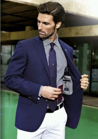 Tenue: Blazer bleu marine, Chemise à manches longues à rayures verticales bleu marine, Pantalon chino blanc, Cravate bleu marine