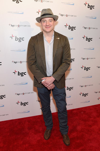 Tenue de Brendan Fraser: Blazer marron, Chemise à manches longues grise, Pantalon chino gris foncé, Chaussures brogues en cuir marron