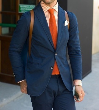 Comment porter une cravate en tricot orange: Pense à porter un blazer bleu marine et une cravate en tricot orange pour un look classique et élégant.