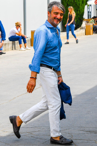 Comment porter un blazer bleu avec des slippers en cuir noirs quand il fait chaud après 50 ans: Opte pour un blazer bleu avec un pantalon chino blanc pour créer un look chic et décontracté. D'une humeur audacieuse? Complète ta tenue avec une paire de slippers en cuir noirs.