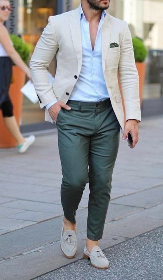 Comment porter des slippers en daim gris foncé: Harmonise un blazer beige avec un pantalon chino vert foncé pour aller au bureau. Choisis une paire de slippers en daim gris foncé pour afficher ton expertise vestimentaire.