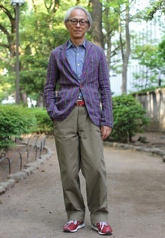 Comment porter une ceinture en cuir bordeaux: Opte pour un blazer à rayures verticales violet avec une ceinture en cuir bordeaux pour une tenue idéale le week-end. Assortis ce look avec une paire de chaussures de sport rouges.