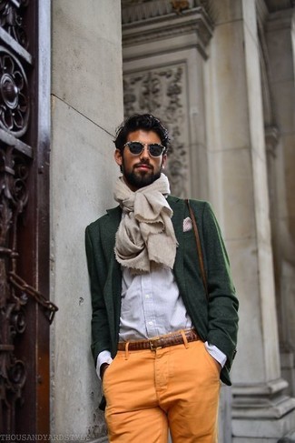 Comment porter un blazer en laine olive: Associe un blazer en laine olive avec un pantalon chino orange pour aller au bureau.