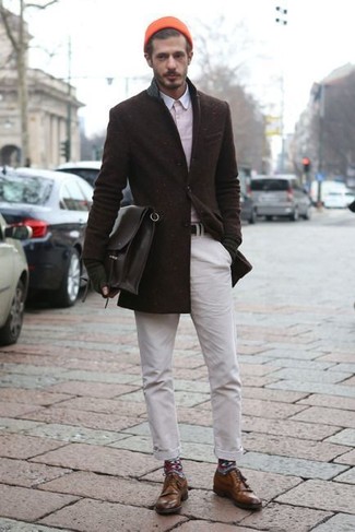 Tenue: Blazer en laine marron foncé, Chemise à manches longues rose, Pantalon chino blanc, Chaussures derby en cuir marron
