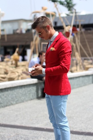 Tenue: Blazer en coton rouge, Chemise à manches longues á pois blanche, Pantalon chino bleu clair, Cravate bleu clair