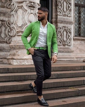 Comment porter une ceinture en cuir verte: Associe un blazer vert avec une ceinture en cuir verte pour une tenue idéale le week-end. Termine ce look avec une paire de slippers en cuir noirs pour afficher ton expertise vestimentaire.