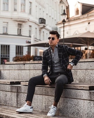 Des baskets basses à porter avec un blazer noir en été: Harmonise un blazer noir avec un pantalon chino gris foncé pour un look idéal au travail. D'une humeur audacieuse? Complète ta tenue avec une paire de baskets basses. Ce look est juste superbe et parfait pour pour les journées estivales.
