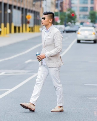 Comment porter un blazer beige: Opte pour un blazer beige avec un pantalon chino blanc pour un look idéal au travail. Transforme-toi en bête de mode et fais d'une paire de mocassins à pampilles en daim beiges ton choix de souliers.