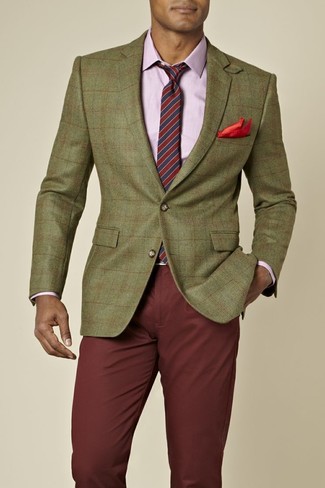 Tenue: Blazer écossais olive, Chemise à manches longues rose, Pantalon chino bordeaux, Cravate à rayures verticales rouge et bleu marine