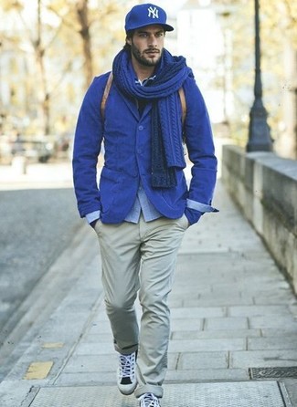 Comment porter une écharpe en tricot bleu marine: Opte pour le confort dans un blazer en coton bleu et une écharpe en tricot bleu marine. Une paire de chaussures de sport grises est une option judicieux pour complèter cette tenue.