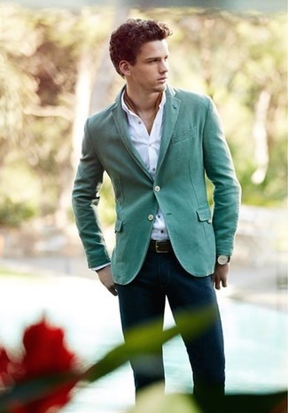 Comment porter un blazer vert menthe: Porte un blazer vert menthe et un pantalon chino bleu marine pour un look idéal au travail.