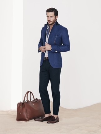 Comment porter un grand sac en cuir marron: Harmonise un blazer en laine bleu avec un grand sac en cuir marron pour une tenue idéale le week-end. Une paire de slippers en cuir marron foncé ajoutera de l'élégance à un look simple.