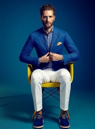 Comment porter une pochette de costume jaune: Harmonise un blazer en coton bleu avec une pochette de costume jaune pour un look confortable et décontracté. Rehausse cet ensemble avec une paire de chaussures derby en daim bleues.