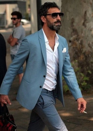Une chemise à manches longues à porter avec un pantalon de costume bleu clair quand il fait chaud: Harmonise une chemise à manches longues avec un pantalon de costume bleu clair pour une silhouette classique et raffinée.