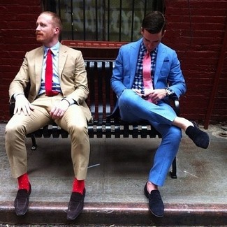 Comment porter une cravate rose: Opte pour un blazer bleu avec une cravate rose pour un look pointu et élégant. Si tu veux éviter un look trop formel, assortis cette tenue avec une paire de slippers en daim noirs.