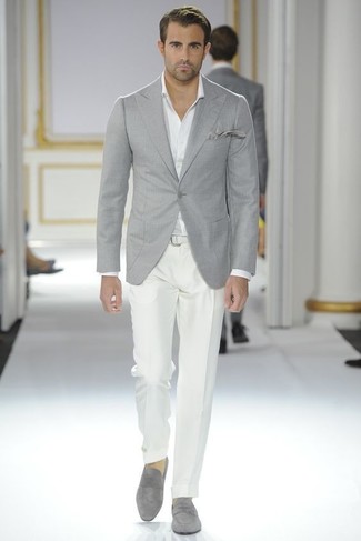 Comment porter un blazer gris: Pense à harmoniser un blazer gris avec un pantalon de costume blanc pour dégager classe et sophistication. Cette tenue est parfait avec une paire de slippers en daim gris.