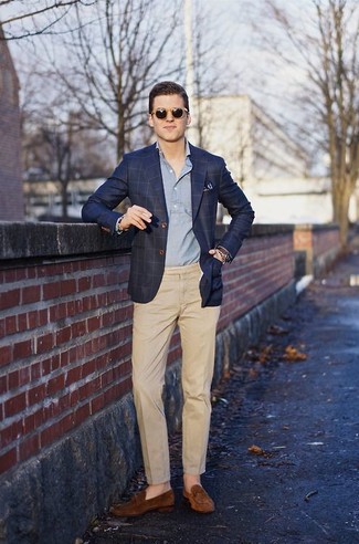 Comment porter un blazer écossais bleu marine et blanc: Pense à associer un blazer écossais bleu marine et blanc avec un pantalon de costume marron clair pour dégager classe et sophistication. Une paire de slippers en daim marron est une option parfait pour complèter cette tenue.