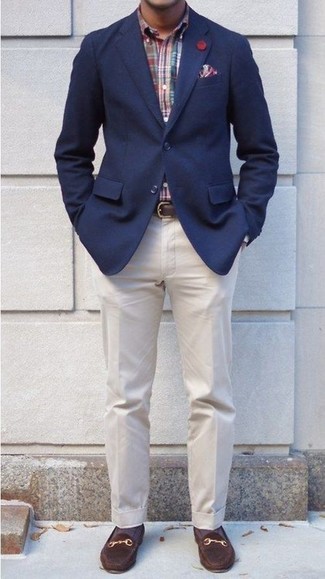 Comment porter une broche rouge pour un style chic decontractés: Essaie d'associer un blazer bleu marine avec une broche rouge pour un look confortable et décontracté. Habille ta tenue avec une paire de slippers en daim marron foncé.