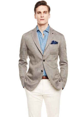 Tenue: Blazer en lin gris, Chemise à manches longues á pois bleu clair, Pantalon de costume blanc, Pochette de costume á pois bleu marine