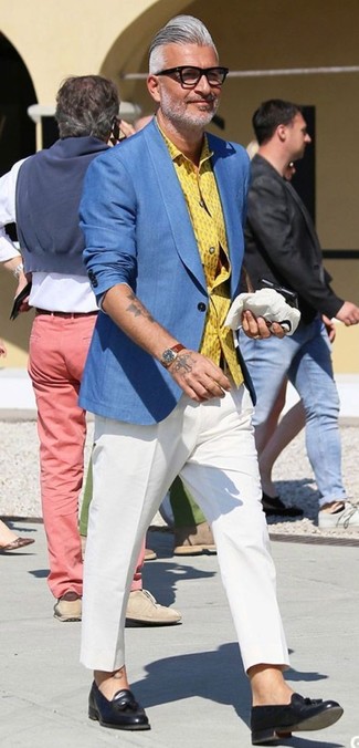 Tenue: Blazer bleu, Chemise à manches longues imprimée jaune, Pantalon de costume blanc, Mocassins à pampilles en cuir bleu marine