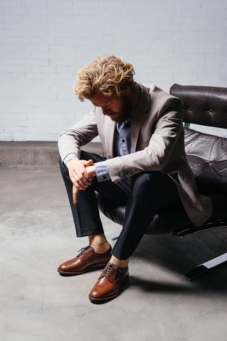 Comment porter un blazer gris pour un style elégantes quand il fait chaud à 30 ans: Harmonise un blazer gris avec un pantalon de costume en seersucker noir pour dégager classe et sophistication. Une paire de chaussures derby en cuir marron est une option judicieux pour complèter cette tenue.