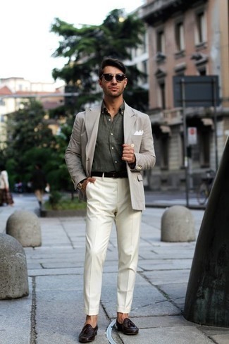 Comment porter des slippers en cuir pourpre foncé: Associe un blazer gris avec un pantalon de costume blanc pour une silhouette classique et raffinée. Termine ce look avec une paire de slippers en cuir pourpre foncé.