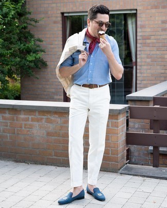 Tenue: Blazer écossais beige, Chemise à manches longues à rayures verticales bleu clair, Pantalon de costume blanc, Slippers en toile brodés bleu marine