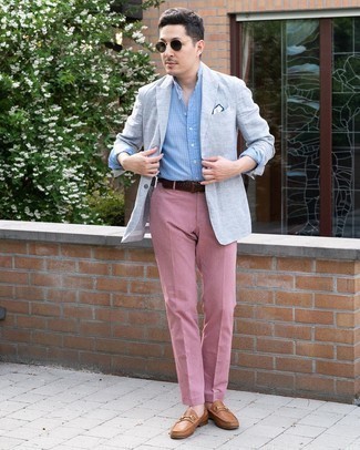 Comment porter des slippers en cuir marron: Porte un blazer gris et un pantalon de costume rose pour un look classique et élégant. Une paire de slippers en cuir marron est une option avisé pour complèter cette tenue.