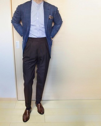 Comment porter un blazer à carreaux bleu marine: Choisis un blazer à carreaux bleu marine et un pantalon de costume marron foncé pour une silhouette classique et raffinée. Cette tenue se complète parfaitement avec une paire de slippers en cuir marron foncé.