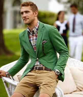Comment porter un blazer vert: Opte pour un blazer vert avec un short marron clair pour prendre un verre après le travail.